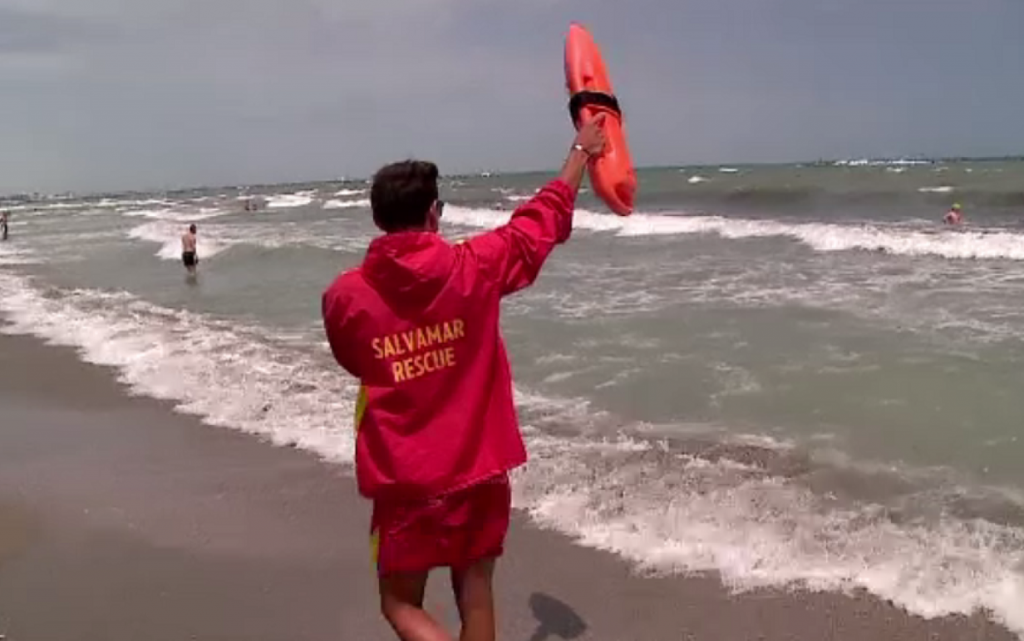 Momente cumplite la Eforie Nord. Un copil a fost luat de valuri chiar de la mal. Salvamarii, strigăt de disperare:” Nu știm ce să mai facem, părinții sunt inconștienți, stau pe telefoane”