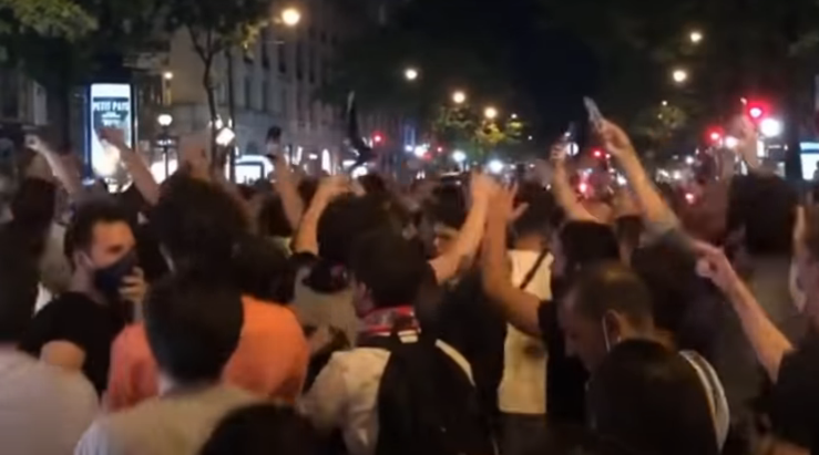 Imagine Stire Ciocniri violente între suporteri și poliție pe străzile Parisului, după eșecul PSG-ului cu Bayern! VIDEO | 2review.ro