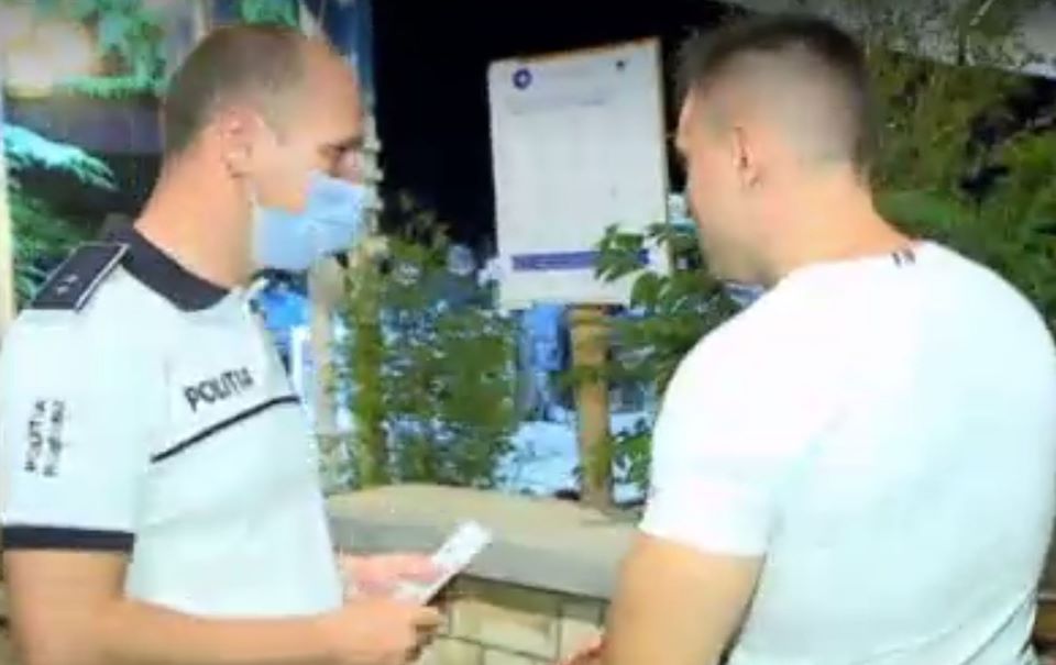 Râzi cu lacrimi! Cum a reacționat turistul din imagine, după ce a fost prins de polițiști fără mască în Mamaia: „Am zis că eu sunt retras și…”