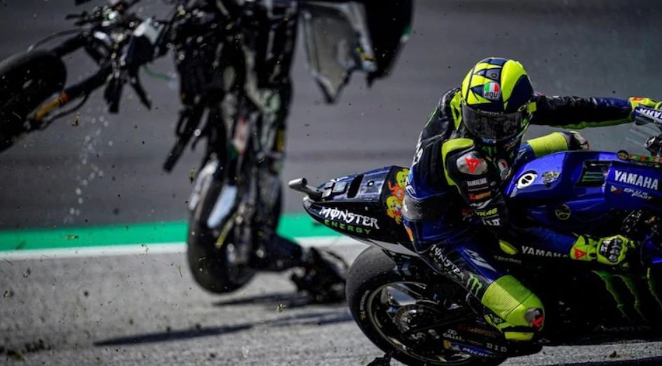 Imagine Stire Celebrul pilot Valentino Rossi a scăpat miraculos de la moarte. Prima declarație după accidentul de pe pistă: „A fost înfricoşător” | 2review.ro