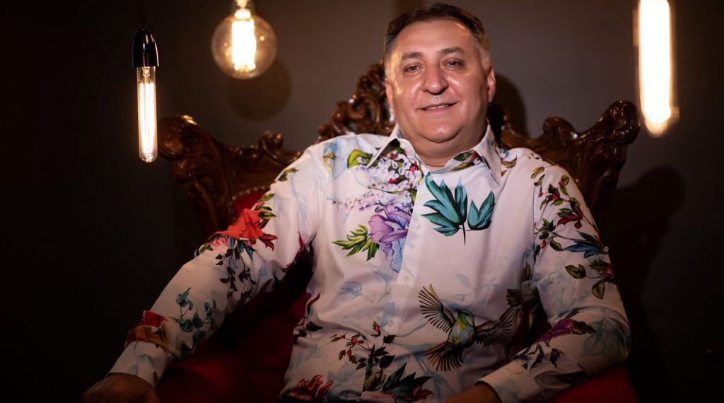 Imagine Stire Vali Vijelie, amendat de polițiștii care i-au întrerupt încă un concert pe litoral, după ce nu s-a ținut cont de distanțarea socială. Câți bani trebuie să plătească | 2review.ro