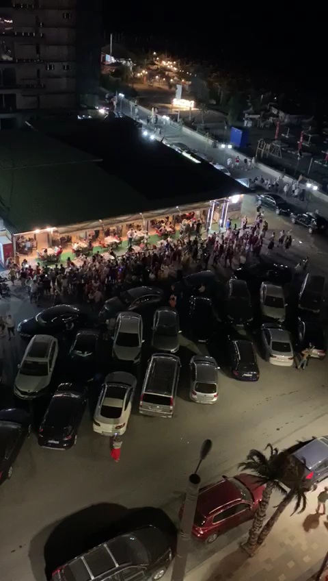 Vali Vijelie, amendat de polițiștii care i-au întrerupt concertul de azi-noapte din zona Mamaia Sat © ziuaconstanta.ro