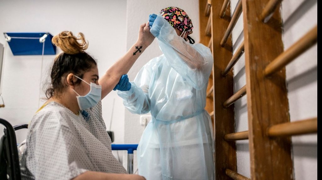 Imagine Stire Ce a pățit o femeie de 28 de ani e greu de imaginat! Nu a crezut că se poate infecta dar după 69 de zile de comă a căzut cerul pe ea: ”Uitați unde sunt acum!” | 2review.ro