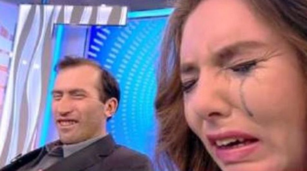Imagine Stire Încă un episod marca Acces Direct. Cameraman România TV, lovit cu piatra în cap de tatăl lui Viorel Stegaru | 2review.ro