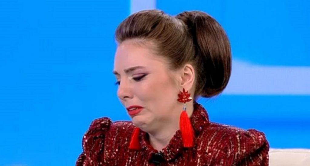 Imagine Stire Ce scuză a găsit Vulpița de la Acces Direct, pentru imaginile XXX în care apare cu amantul. Veronica acuză că soacra este de vină | 2review.ro