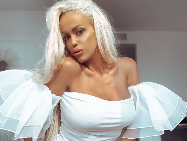 Imagine Stire FOTO | Anda Adam, fotografii fără sutien! Cum arată acum artista | 2review.ro
