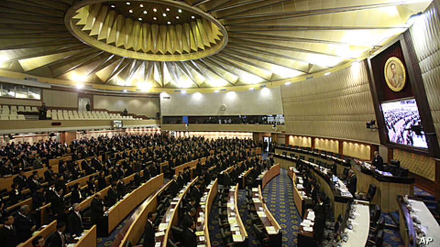 Imagine Stire Un parlamentar din Thailanda, prins că se uita la imagini fără perdea chiar în Senat! | 2review.ro
