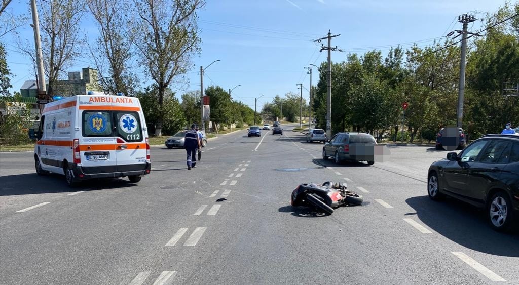 Accident rutier între o motocicletă și o căruță! În urma impactului doi tineri, unul de 16 și altul de 19 ani au ajuns la spital