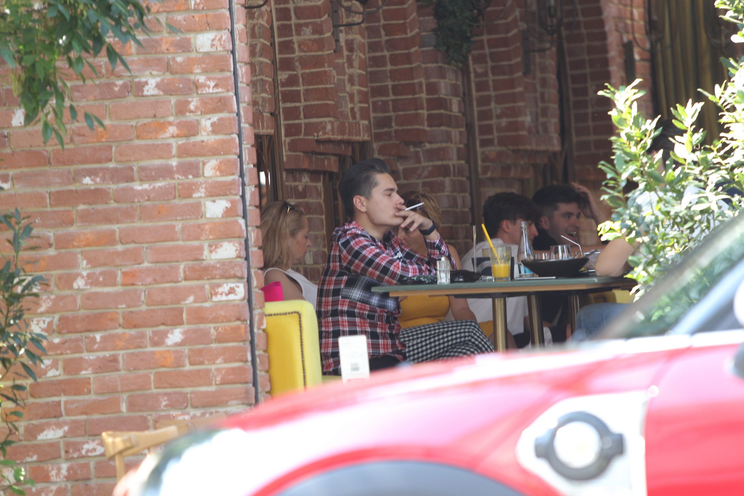 Selly nu renunță la viciu