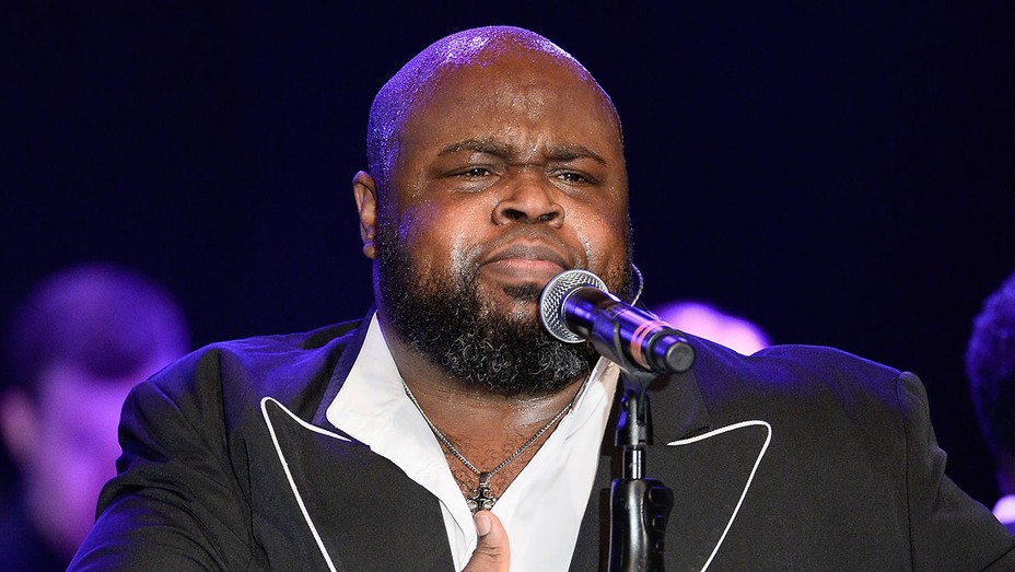 Imagine Stire Doliu în lumea muzicii! A murit Bruce Williamson, fostul solist al formației The Temptations. Artistul a fost răpus de coronavirus | 2review.ro