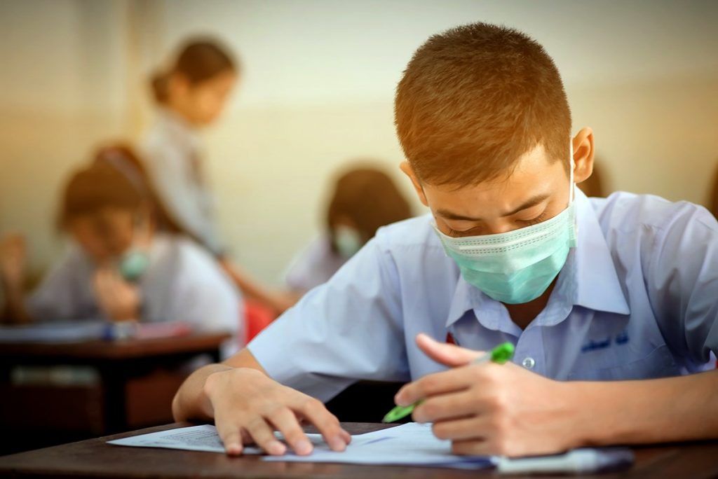 Imagine Stire Bizarul caz al unei școli din Arad. Este încadrată în scenariul roșu, deși satul unde se află nu are niciun caz de COVID-19 | 2review.ro