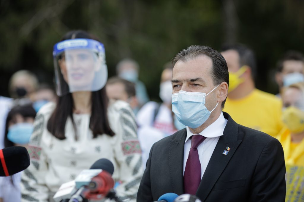 Imagine Stire FOTO | Ludovic Orban, întâlnire matinală la o terasă din Râmnicu Vâlcea | 2review.ro