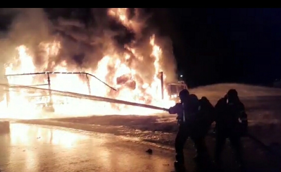 Imagini apocaliptice. Un tir încărcat cu ulei a izbucnit în flăcări azi-noapte pe A1