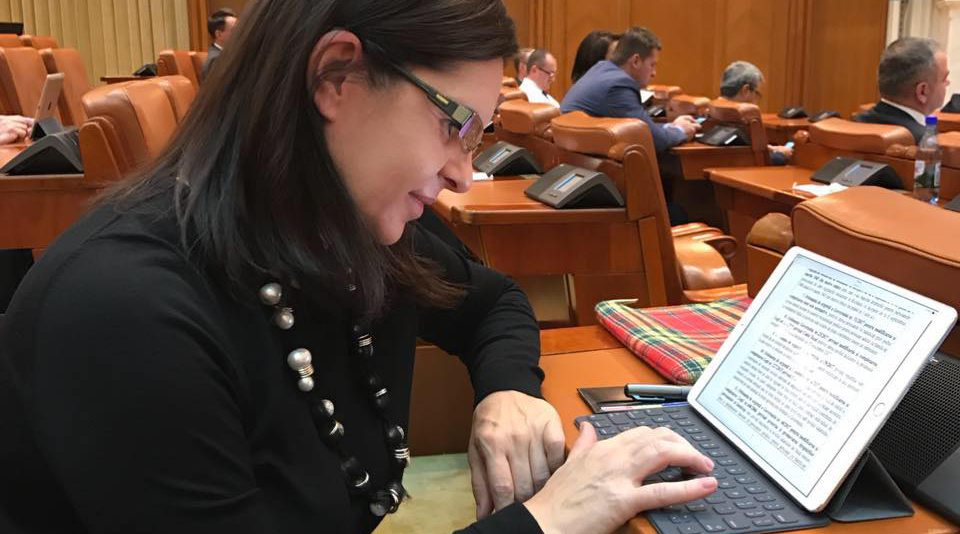 Imagine Stire Deputata Adriana Săftoiu a fost mușcată de un câine: “Sângeram din greu. Am oprit o mașină”. A mers de urgență la Institutul Balș, iar un medic i-a dat o veste teribilă | 2review.ro