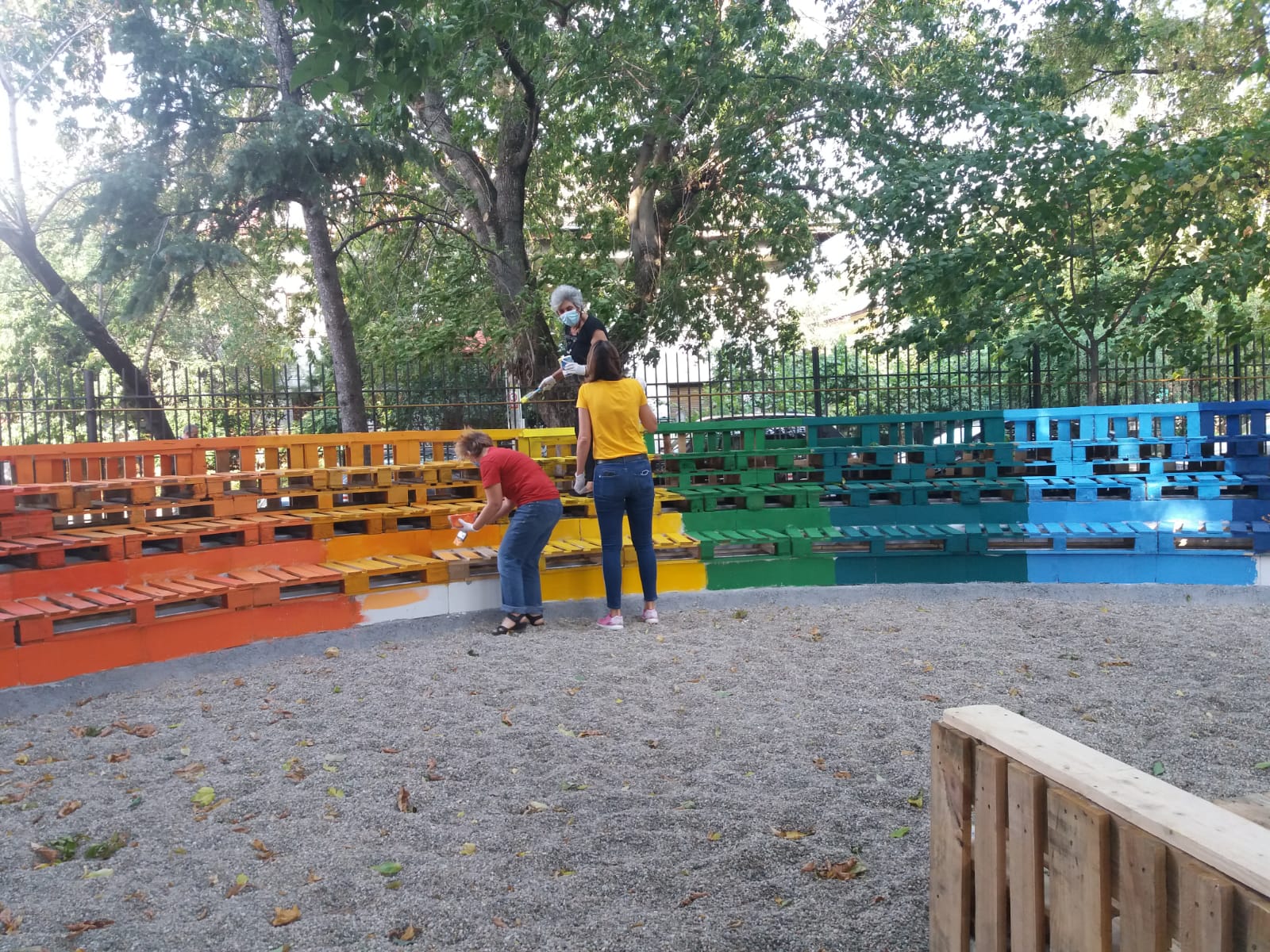 Copiii se bucură de ore în aer liber, cât timp vremea va permite