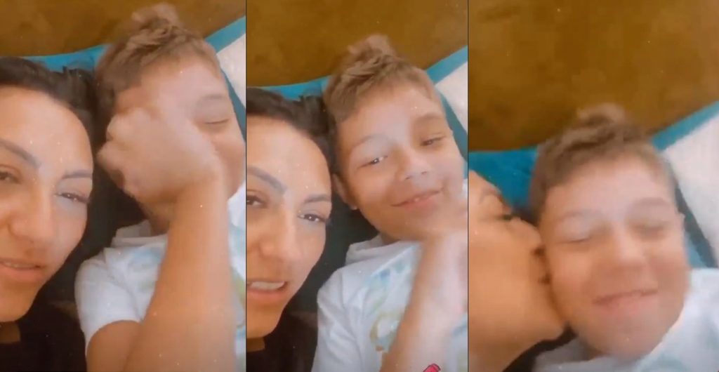 Imagine Stire Andra, mămică de nota 10! Uite cum îl alintă pe băiețelul tocmai venit de la școală: ”Mai reziști?” | 2review.ro