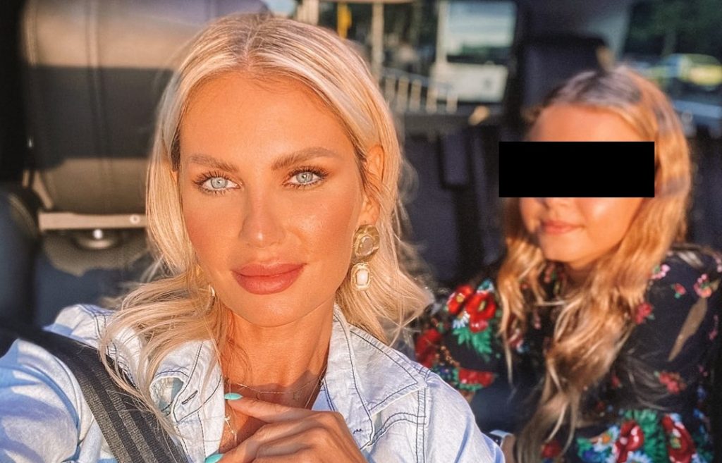 Imagine Stire Andreea Bănică nu își trimite fiica la școală. Postarea cântăreței a stârnit revoltă în online: „Noi, muritorii de rând, îi ducem” | 2review.ro