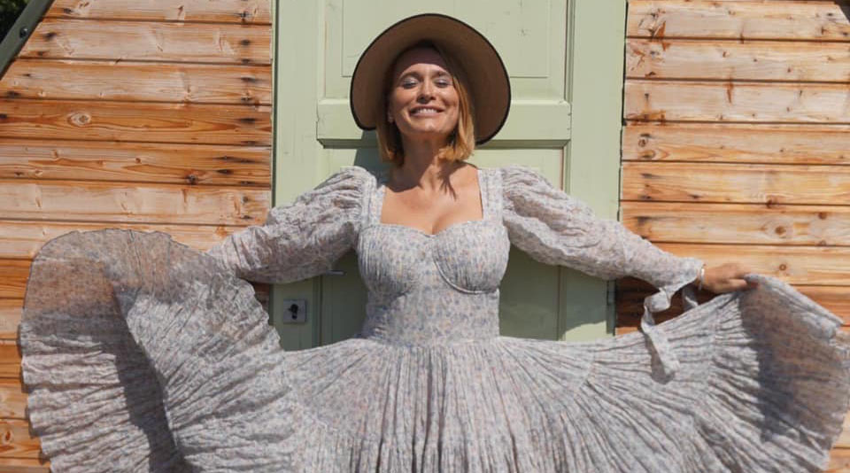 Imagine Stire Andreea Esca a fost criticată dur de fani. Detaliul de neiertat apărut într-o poză i-a scos din minți pe unii dintre internauți | 2review.ro