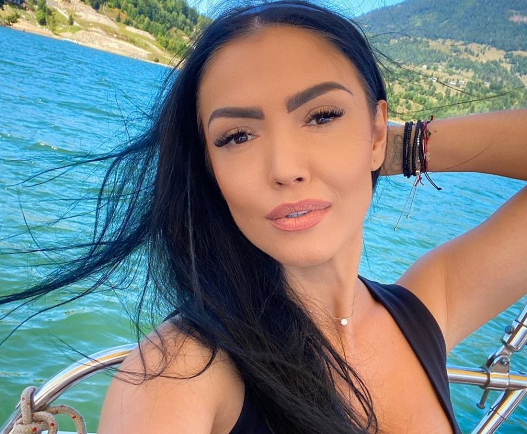 Imagine Stire FOTO | Andreea Mantea a luat măsuri după ce fanii au criticat-o. Detaliul rușinos pe care l-au remarcat | 2review.ro