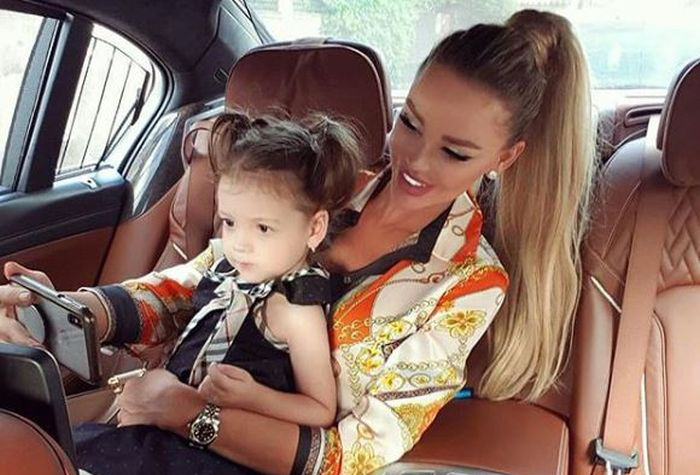 Imagine Stire Bianca Drăgușanu și-a dus fiica la grădiniță! Victor Slav și Alex Bodi i-au fost alături | 2review.ro