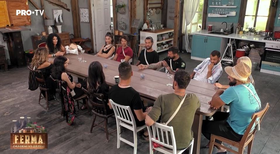 George Burcea s-a intimidat când Viviana Sposub i-a dat o replică incitantă în timp ce Mihaela Rădulescu era în vizită în fermă. Faptul că nu și-a mai găsit cuvintele a fost remarcat de toți concurenții show-ului © Ferma