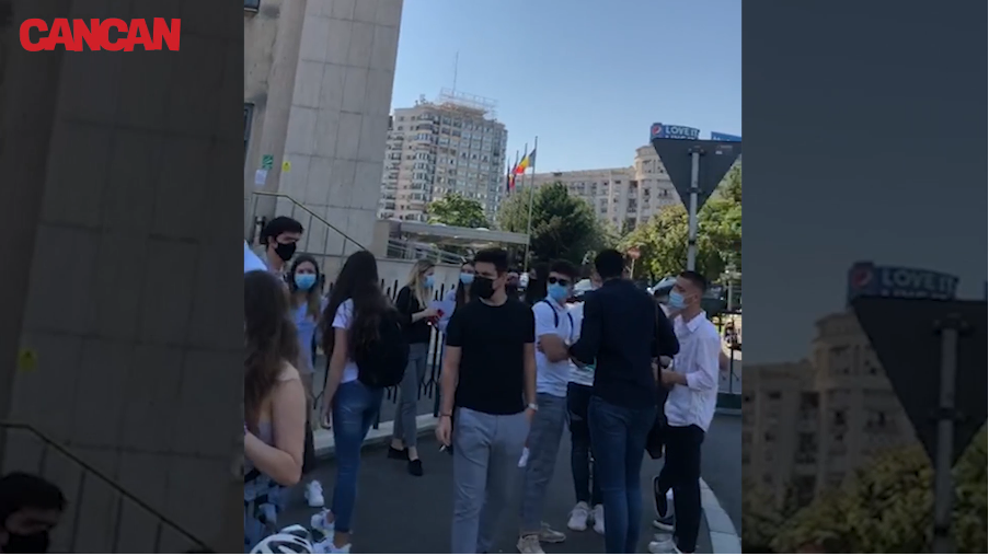 Imagine Stire Reacția lui Selly după ce elevii au ieșit în stradă: ”Primit. Acum, în față la Guvern” | 2review.ro