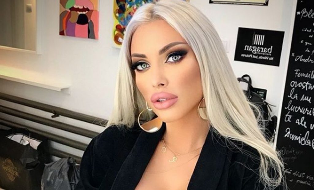 Imagine Stire Gestul obscen făcut de Loredana Chivu, în social media. Fosta asistentă TV a fost aspru criticată de fanii săi | 2review.ro