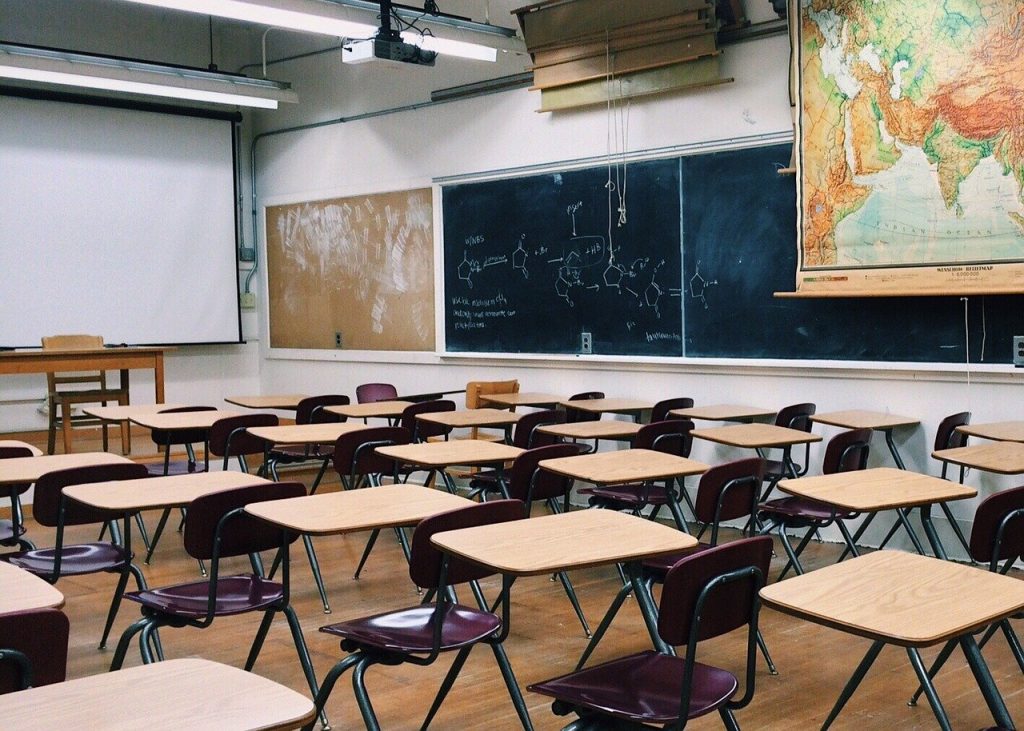 Imagine Stire Decizie a instanței: școlile se redeschid cu elevii în clase. Unde s-a hotărât asta | 2review.ro