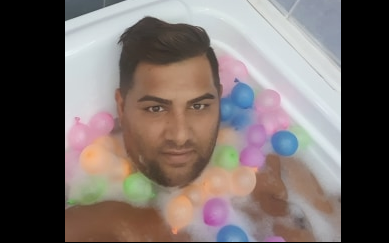 Imagine Stire Bombă în showbiz! Cântărețul, gol pușcă în cadă: ”Selly, dragul meu, te invit să faci o baie cu mine!” EXCLUSIV VIDEO | 2review.ro