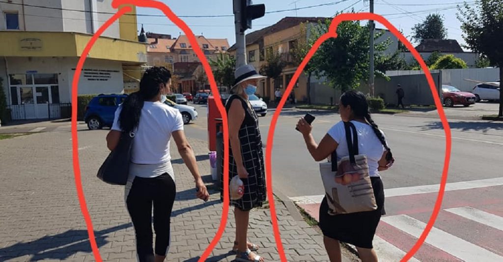 Un trecător a făzut poze! Cum fură din buzunare cele două femei de etnie romă din imagine, în Târgu Mureș
