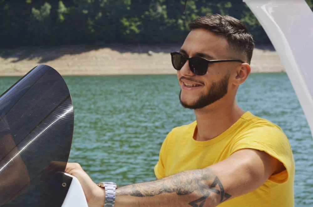 Imagine Stire Povestea lui Edi Alexandru, tânărul care a rupt internetul în două: ”M-am trezit cu sute de mesaje!” VIDEO | 2review.ro