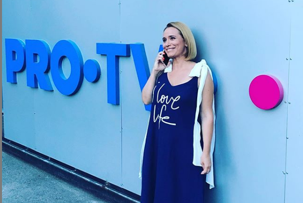 Imagine Stire Andreea Esca, așa cum nu ai mai văzut-o: ”Eu, când sunt eu!” Te tăvălești de râs dacă vezi ce costum și-a tras | 2review.ro