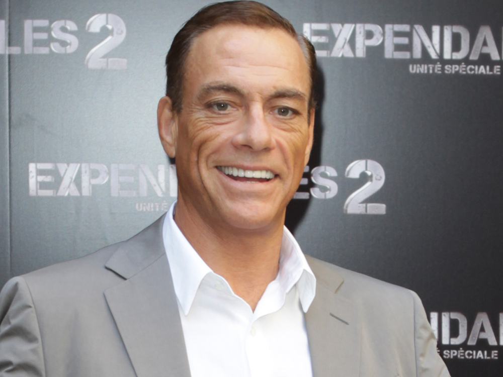 Imagine Stire Jean-Claude Van Damme a făcut senzație în mediul online cu mișcările sale de dans. Ritmul a fost dat de o piesă românească | 2review.ro