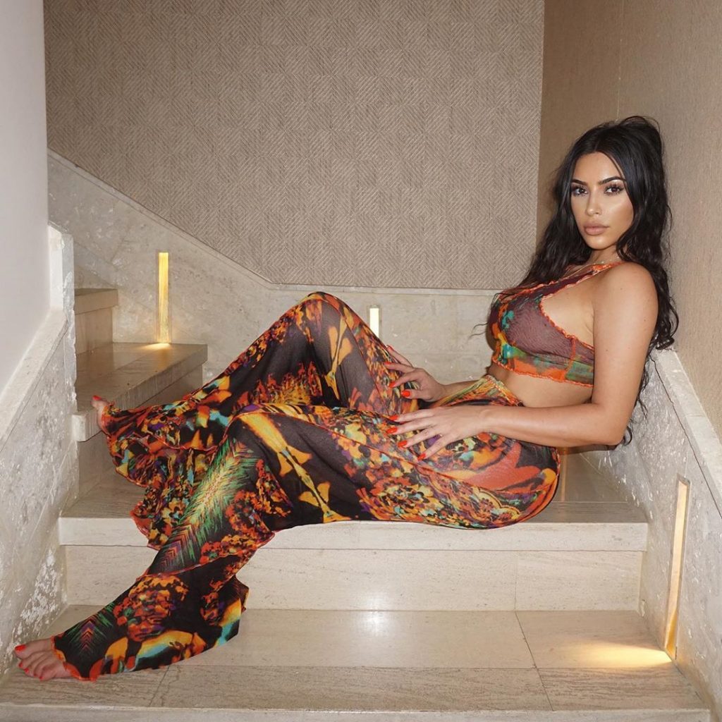 Imagine Stire Kim Kardashian, nevoită să le demonstreze internauților câte degete are la picioare | 2review.ro
