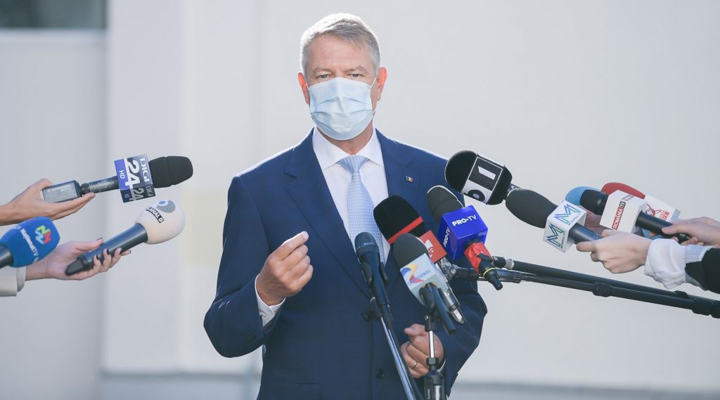 Imagine Stire Neașteptat! Klaus Iohannis a spus de câte ori s-a testat pentru coronavirus: “Eu port mască, păstrez distanța la toate întâlnirile” | 2review.ro