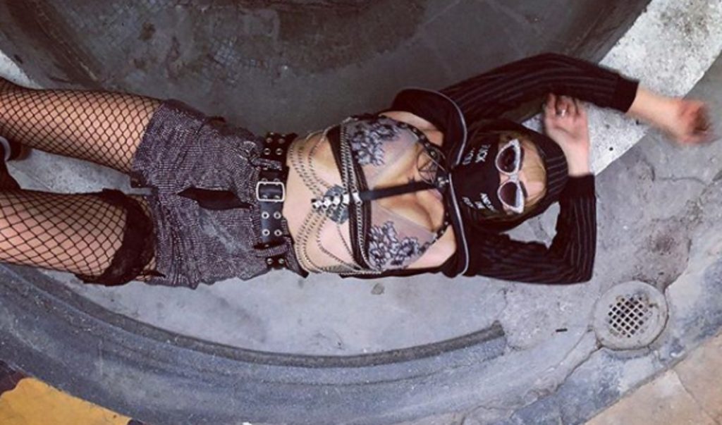 Imagine Stire Cum s-a fotografiat Margherita din Clejani, pe străzile din București. Trecătorii au crezut că nu văd bine. FOTO | 2review.ro