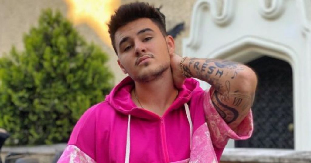 Imagine Stire Mario Fresh a ajuns de la plajă, la spital! Ce a pățit artistul în timp ce se afla în vacanță în Grecia? „Mergem la spital. M-a mușcat…” | 2review.ro