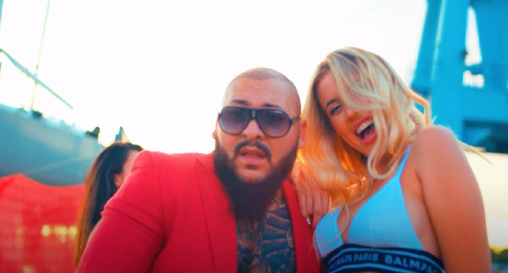 Imagine Stire Emily Burghelea, idilă cu Dani Mocanu? Fosta asistentă de la Acces Direct, ipostaze tandre cu manelistul, în cel mai nou videoclip al acestuia. VIDEO | 2review.ro