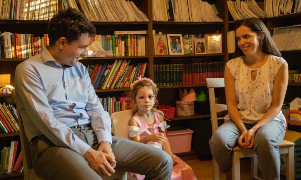 Pe mama sa, bunici, rude și prietenii apropiați, soția lui Nicușor Dan îi vizitează ori de câte ori are ocazia.