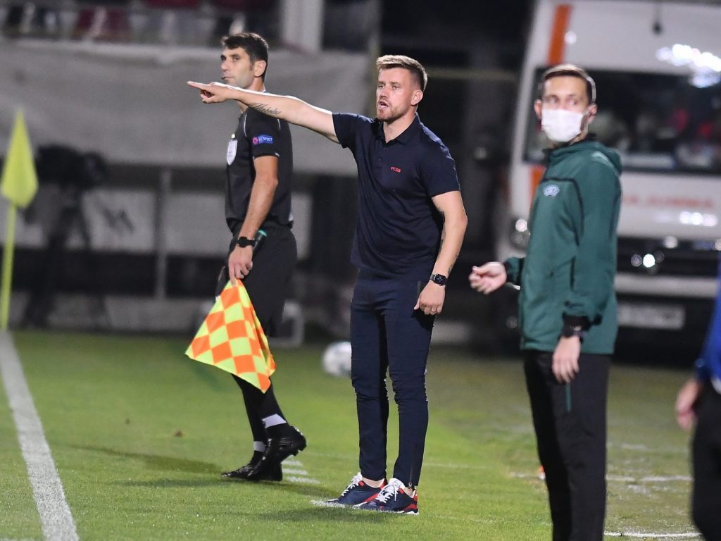 “Nu e antrenor, e prietenul de grătar al jucătorilor!” Mihai Pintilii, făcut praf de un fost oficial al FCSB