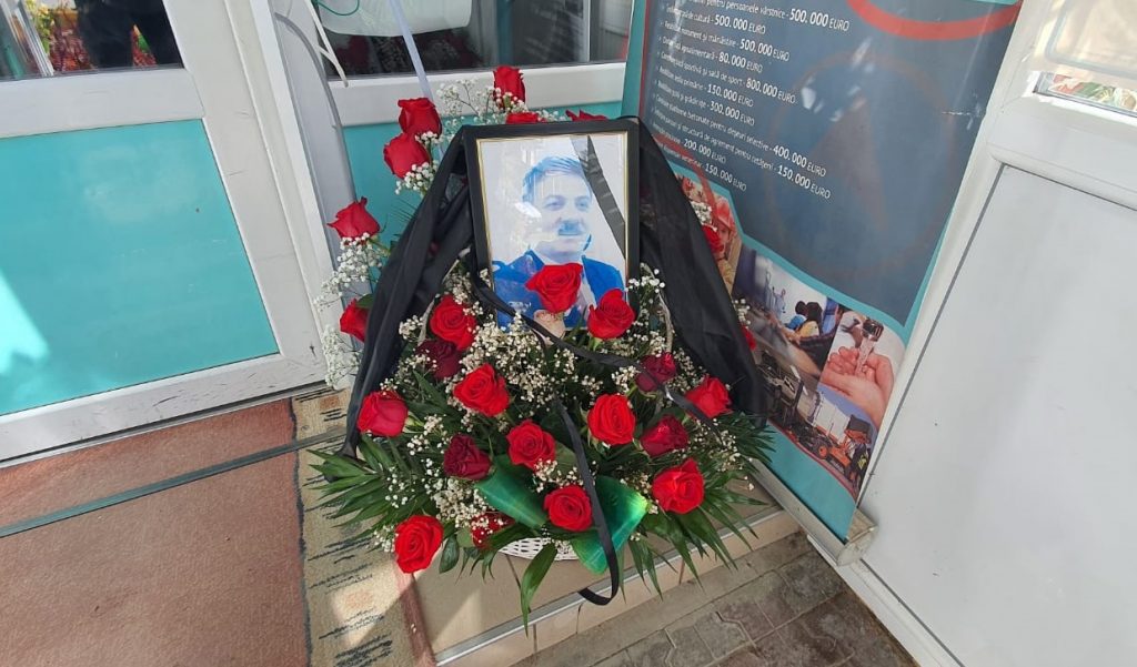 Imagine Stire Primarul din Sadova a murit lângă grătarul pe care îl făcea pentru a sărbători victoria | 2review.ro