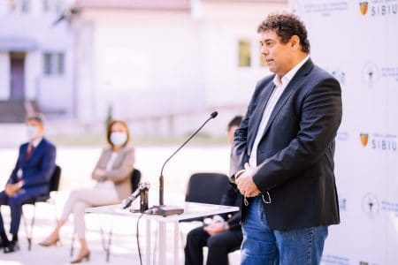 Imagine Stire Decanul Facultății de Medicină din Sibiu, infectat cu coronavirus! Radu Fleacă nu știe cum s-a îmbolnăvit | 2review.ro