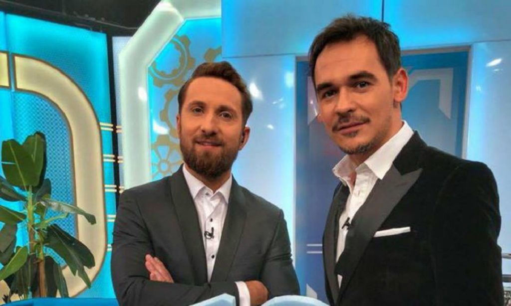 Imagine Stire Cu cât sunt plătiți Răzvan și Dani, pentru a prezenta un eveniment. Suma pe care trebuie să o scoți din portofel, pentru vedetele de la Antena 1 | 2review.ro