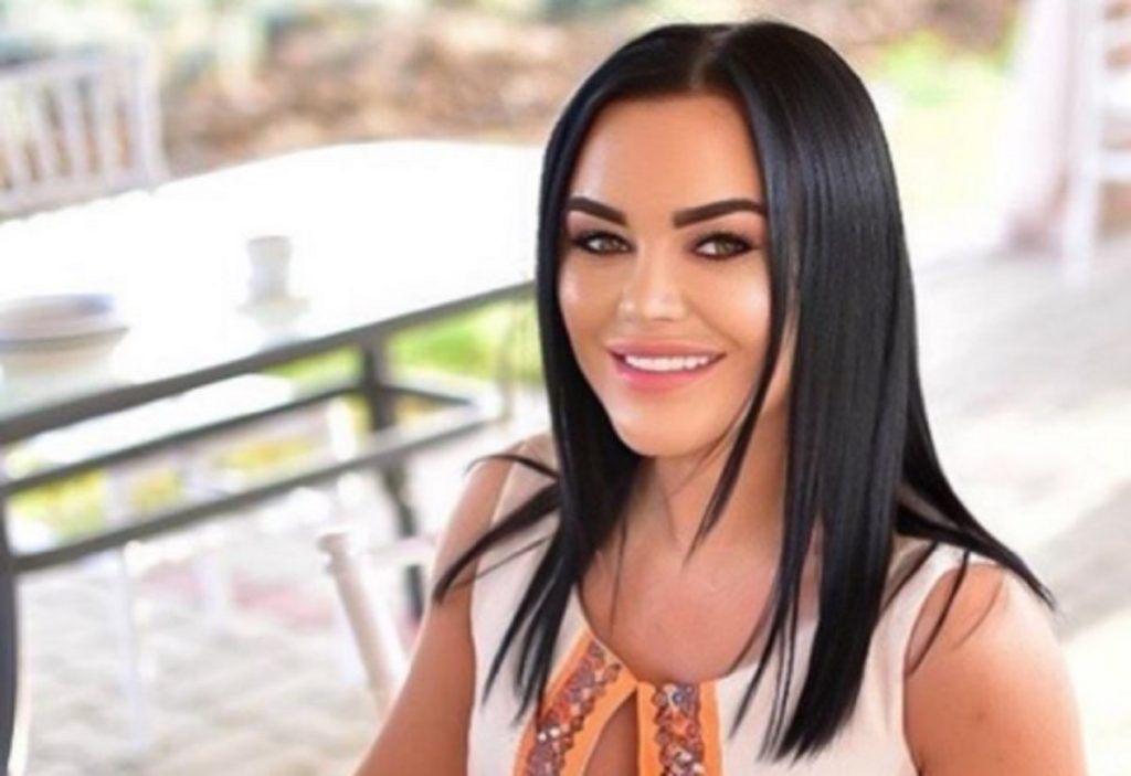 Imagine Stire O vezi și nu o mai recunoști! La ce schimbare radicală de look a apelat Carmen de la Sălciua. FOTO | 2review.ro