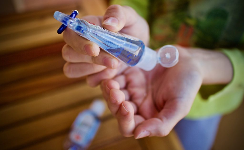 Imagine Stire O femeie s-a ales cu arsuri grave după ce dezinfectatul său a luat foc | 2review.ro