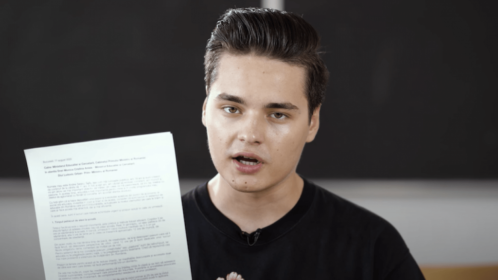 Imagine Stire Selly a scos elevii în stradă, după scrisoarea deschisă pentru Orban! Ce s-a întâmplat în fața Guvernului VIDEO | 2review.ro