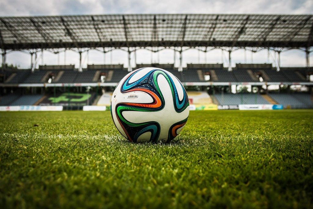 Imagine Stire Un fotbalist a fost amendat cu 1.000 de euro pentru că a sărutat mingea | 2review.ro