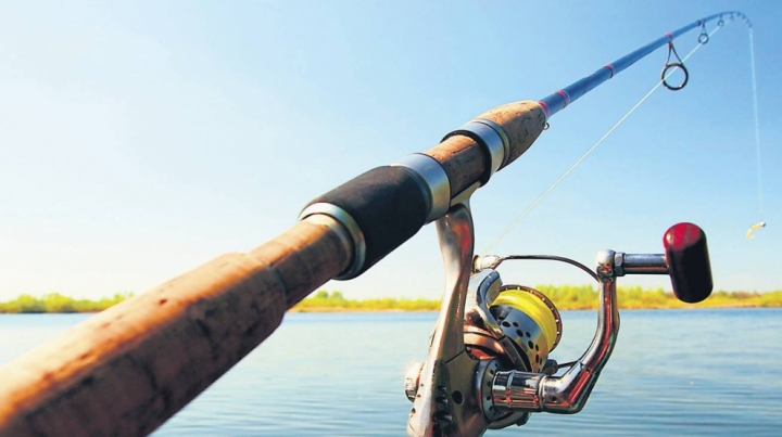 Imagine Stire VIDEO | Preot filmat în timp ce sfințea undițele unui pescar  | 2review.ro