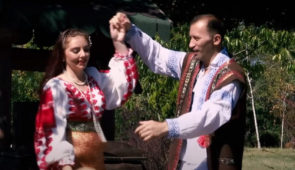 Imagine Stire Cum a fost umilită Vulpița, în ultima melodie lansată. Videoclipul piesei a stârnit hohote de râs | 2review.ro