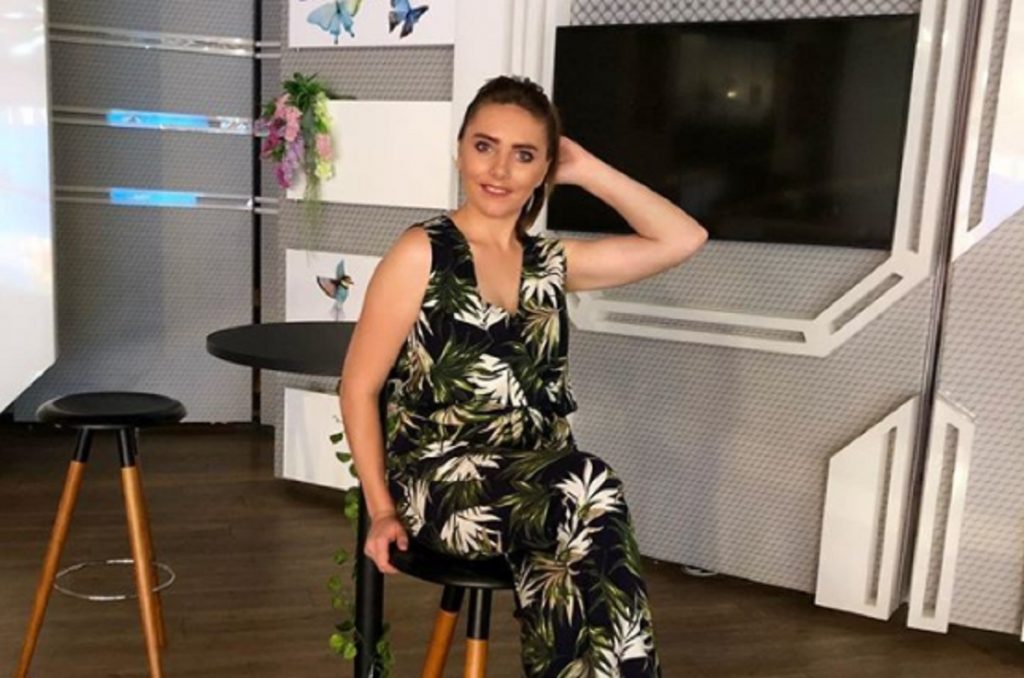 Imagine Stire Vulpița de la Acces Direct a „dinamitat” mediul online! De ce s-au revoltat oamenii pe soția lui Viorel: „Te întinzi cu bărbații pe câmpuri…” | 2review.ro